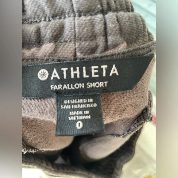Athleta Camo Farallon Short, Black Olive Camo SIZE 0
#566687 01002 preloved - Picture 7 of 8